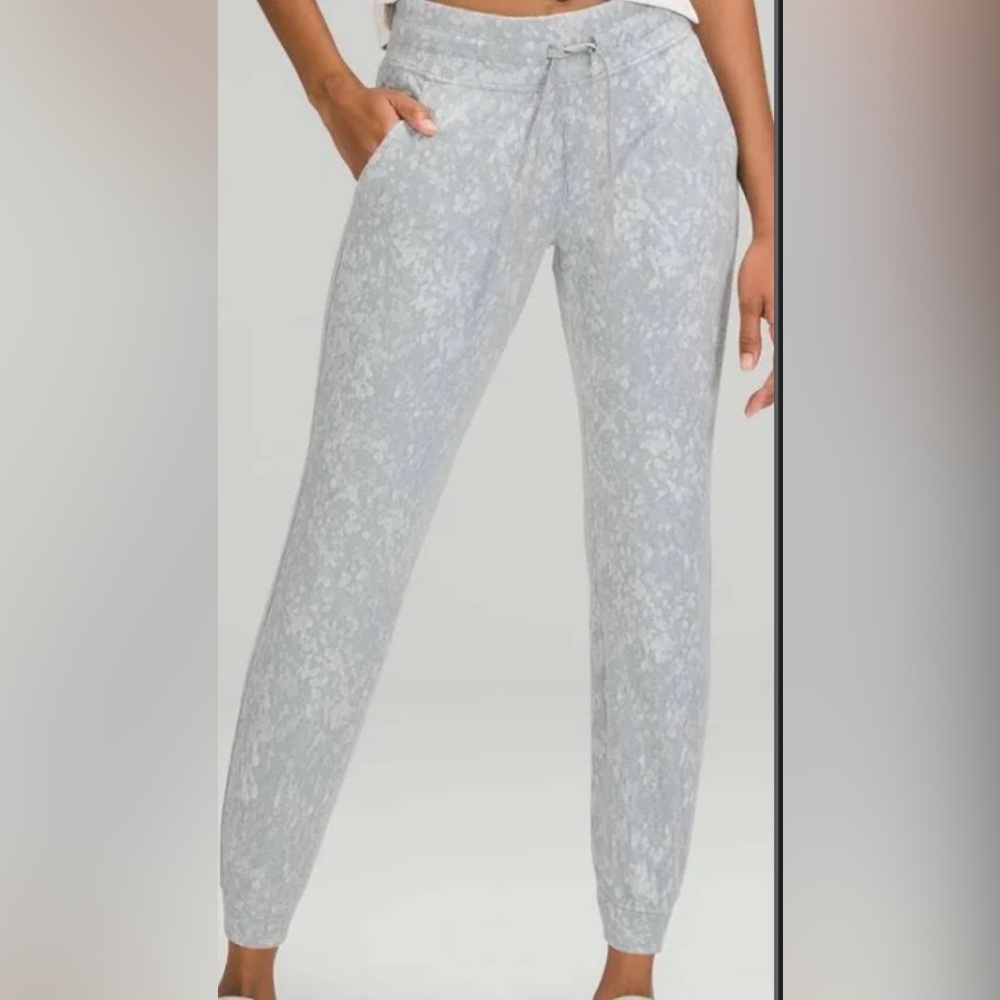 Lululemon ready to rulu jogger pants. Est size 6. Soft.